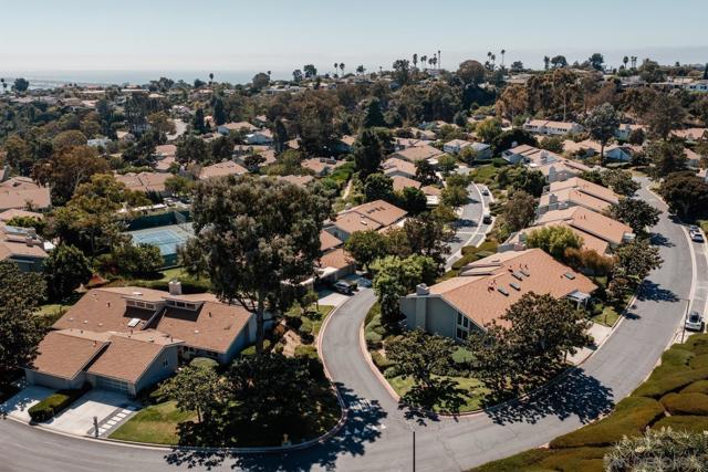 2163 Caminito Circulo Norte, La Jolla CA: https://media.crmls.org/mediaz/3c1aacc8-c942-4f5e-9b32-fb82406426a2.jpg