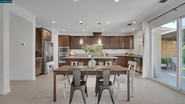 719 Jennifer St, Brentwood CA: https://media.crmls.org/mediaz/3c1b8b4b-0d8b-4fec-97f3-a1c023936056.jpg