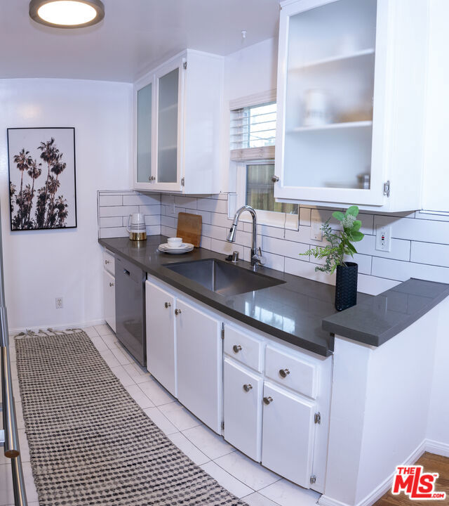 654 Broadway Street photo 28