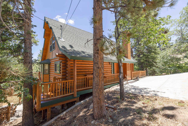 1307 Pigeon Road, Big Bear CA: https://media.crmls.org/mediaz/3c1d1f43-9000-45ab-a04b-772ac1372494.jpg