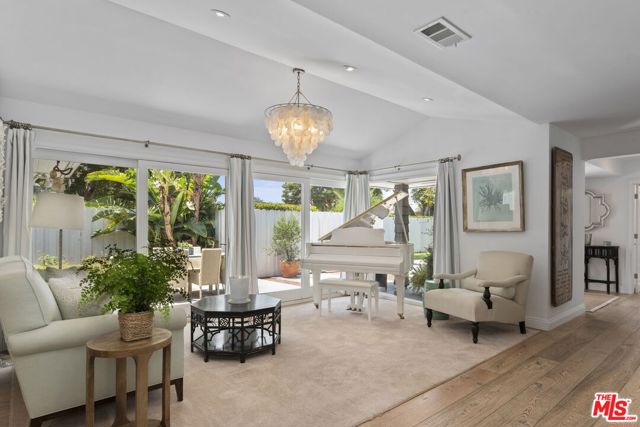 207 10th Street, Santa Monica CA: https://media.crmls.org/mediaz/3c1d94cc-fb21-43cf-82ca-cab6aaeed529.jpg