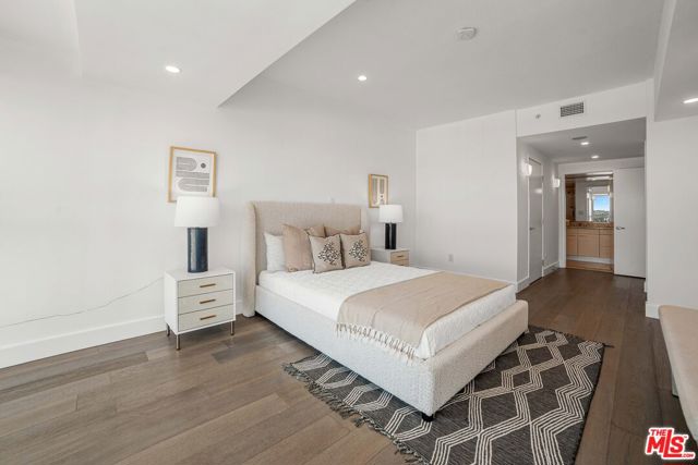 13600 Marina Pointe Drive, Marina del Rey CA: https://media.crmls.org/mediaz/3c1dad79-8bbe-4b01-8b2e-a9223731e7c9.jpg