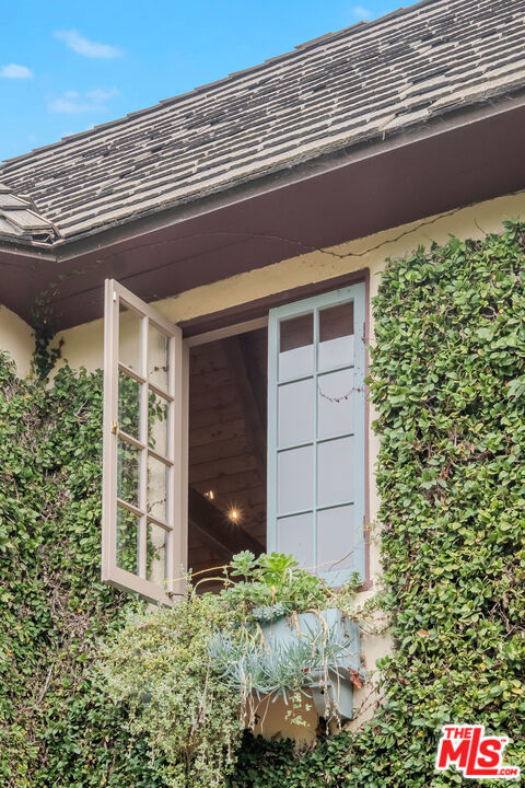 2917 N Poinsettia Avenue, Manhattan Beach CA: https://media.crmls.org/mediaz/3c1dfcfd-00e6-4fa6-b2d6-aed88cecf847.jpg