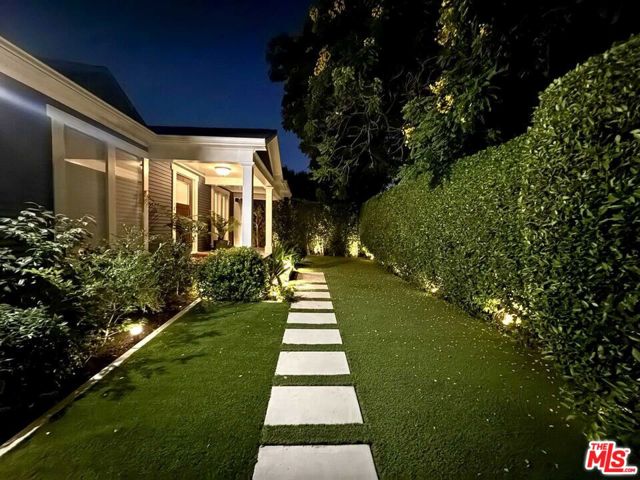 7024 De Longpre Avenue, Los Angeles CA: https://media.crmls.org/mediaz/3c1e0c09-4614-4137-a3f1-bda7f13d7e72.jpg