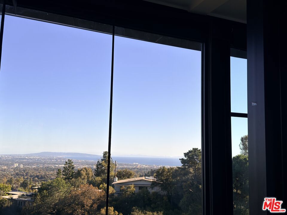 https://media.crmls.org/mediaz/3c1e0df1-77d2-44f9-a7d4-e802d9dd4030.jpg?preset=X-Large