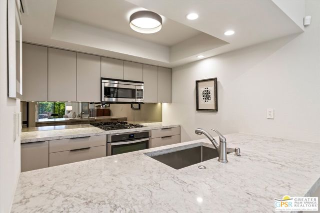 200 E Racquet Club Road #8, Palm Springs, CA 92262