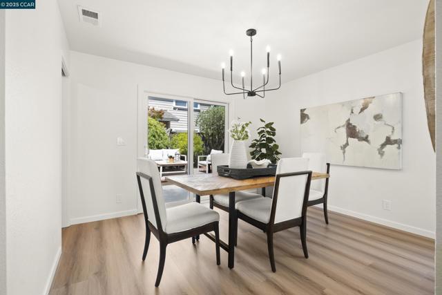 39 Crane Ct, Alameda CA: https://media.crmls.org/mediaz/3c1ff5dc-b669-4ae6-a516-b5b4016afd08.jpg