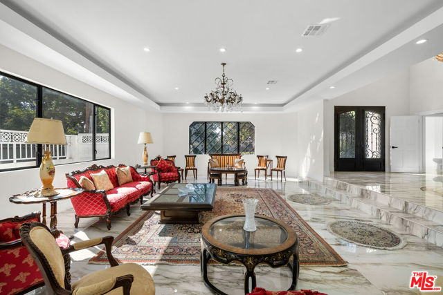 941 Yale Street, Santa Monica CA: https://media.crmls.org/mediaz/3c201419-17a4-4f47-9c64-de489797db1b.jpg