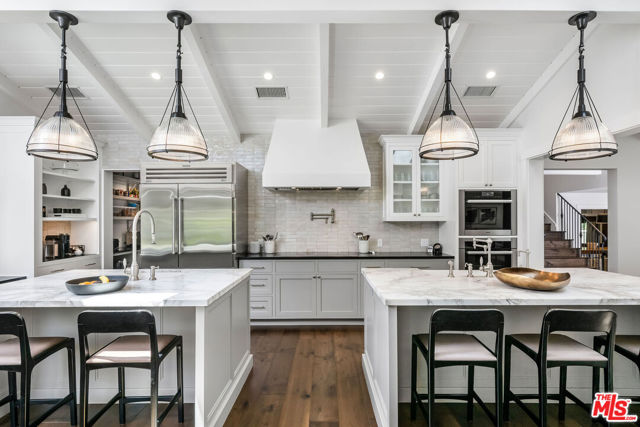 24884 Jim Bridger Road, Hidden Hills CA: https://media.crmls.org/mediaz/3c202ce6-3c83-424f-a7fd-50cc39ac3839.jpg