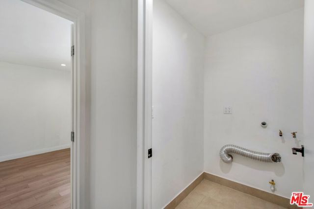 7731 Oak Park Avenue, Lake Balboa CA: https://media.crmls.org/mediaz/3c205c05-6bab-440a-9615-d7fa2e55a77c.jpg