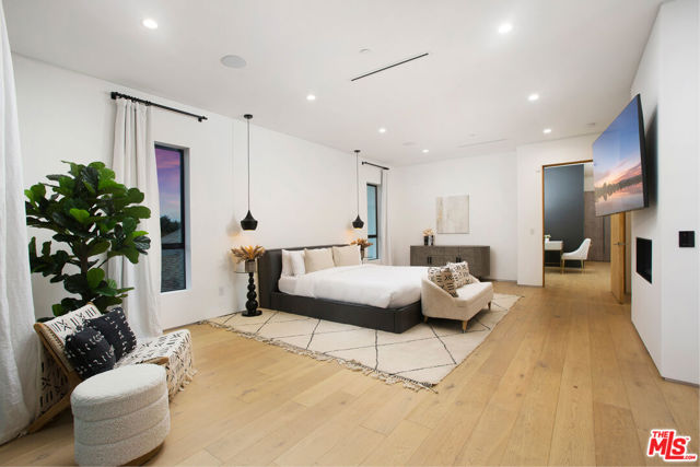 4527 Simpson Avenue, Studio City CA: https://media.crmls.org/mediaz/3c20864b-ff90-48f0-bcb6-d84bf70c20e1.jpg