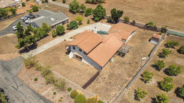 1736 Bellington Lane, Fallbrook CA: https://media.crmls.org/mediaz/3c21574c-9f89-4ae4-b4b4-73d7990c5a65.jpg