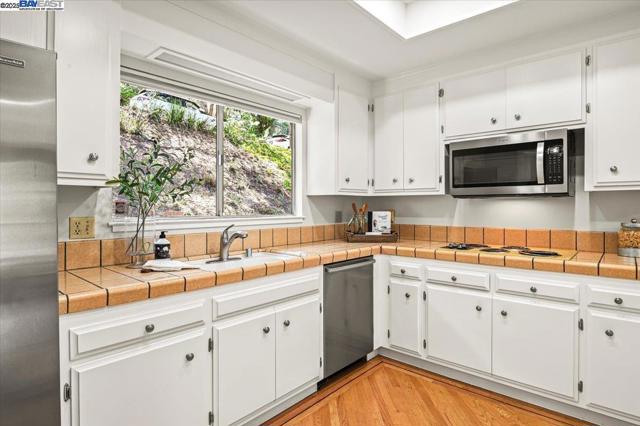 11110 Monan St, Oakland CA: https://media.crmls.org/mediaz/3c222889-3e75-4cb7-8f11-78e9e7f2c02b.jpg