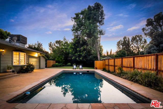6001 Oakdale Avenue, Woodland Hills CA: https://media.crmls.org/mediaz/3c223611-da61-4c51-bb08-ddeaf0f507fb.jpg
