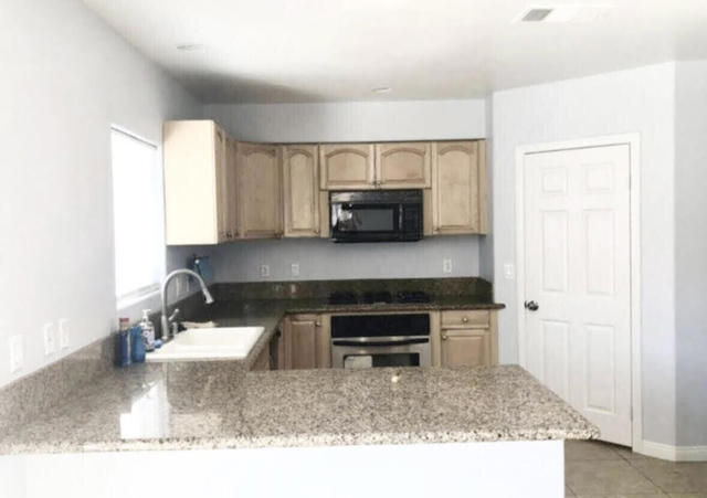 33113 Campus Lane, Cathedral City CA: https://media.crmls.org/mediaz/3c225c1b-d025-44ae-b345-58c08bc10c41.jpg