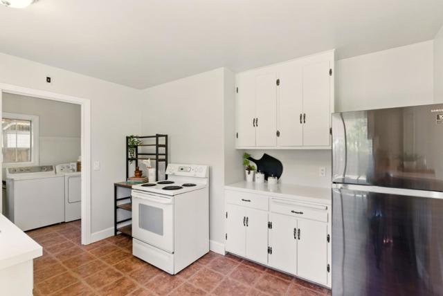 41 Murray Court, Redwood City CA: https://media.crmls.org/mediaz/3c242586-b428-42c0-958e-bf9c9b7fcd35.jpg