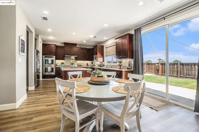 583 Sawgrass Way, Oakley CA: https://media.crmls.org/mediaz/3c248738-587b-411d-b35f-8e2c54eab628.jpg