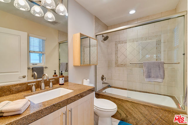 3005 Grand Canal Court, Venice CA: https://media.crmls.org/mediaz/3c24e910-a2bb-4757-adef-d48f969abaf7.jpg
