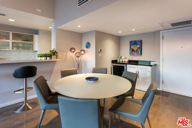 10501 Wilshire Boulevard, Los Angeles CA: https://media.crmls.org/mediaz/3c25868f-abb9-492c-8343-0b05644b3d5e.jpg