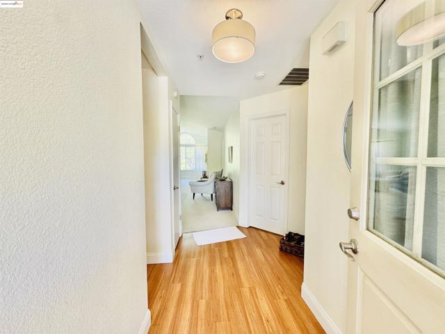 61 Bridle Path Ln, Novato CA: https://media.crmls.org/mediaz/3c268b42-e417-473c-a745-2bfb0ffea0d0.jpg