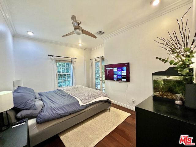 855 N Sweetzer Avenue, West Hollywood CA: https://media.crmls.org/mediaz/3c2786bb-e2aa-481c-80b8-b4f9b13692ce.jpg