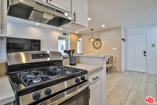 1540 N Bronson Avenue, Los Angeles CA: https://media.crmls.org/mediaz/3c282fb5-bb51-4aab-a4f0-15e8b8b2fe28.jpg