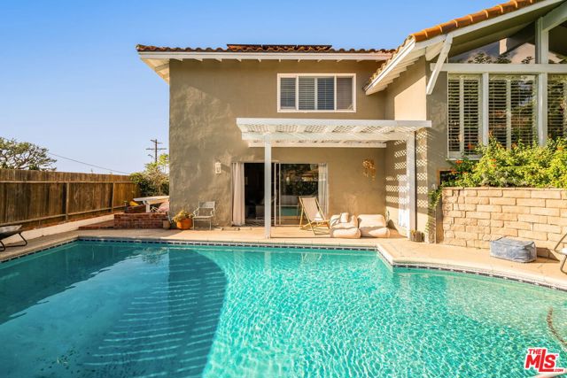 4748 Round Top Drive, Los Angeles CA: https://media.crmls.org/mediaz/3c284e6a-1cff-4fa7-9a49-52c1c7490020.jpg