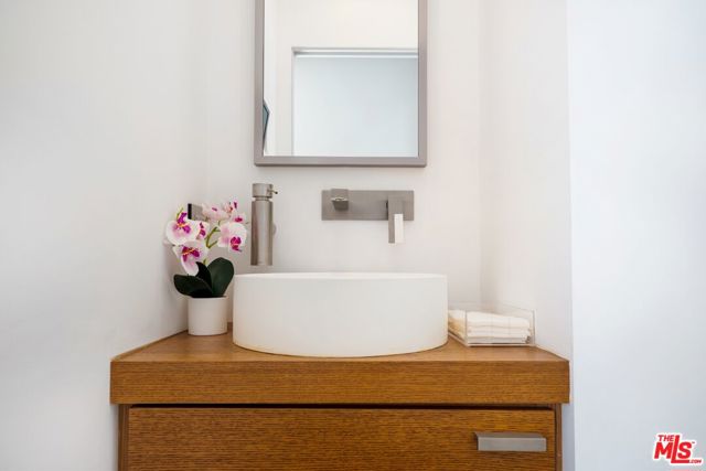 1730 California Avenue, Santa Monica CA: https://media.crmls.org/mediaz/3c2932e2-dc4b-4cd7-a335-23541d759be3.jpg