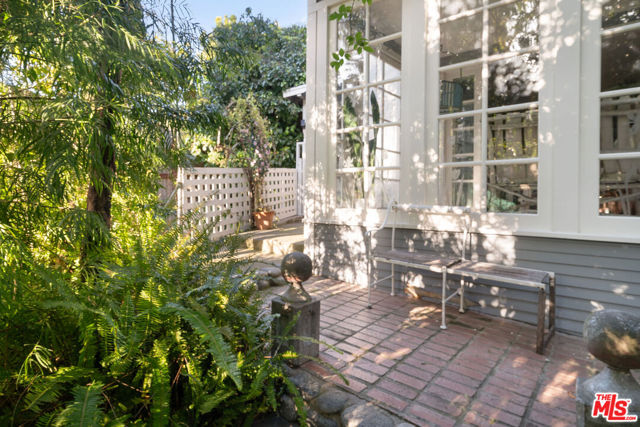 2020 Coldwater Canyon Drive, Beverly Hills CA: https://media.crmls.org/mediaz/3c2d02f5-f748-4904-97fe-c2fb1739ef82.jpg
