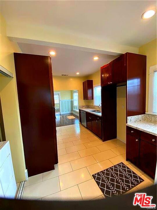 1331 Atlantic Avenue, Long Beach CA: https://media.crmls.org/mediaz/3c2d6d0f-4ba8-474a-8f62-64245586aa7a.jpg