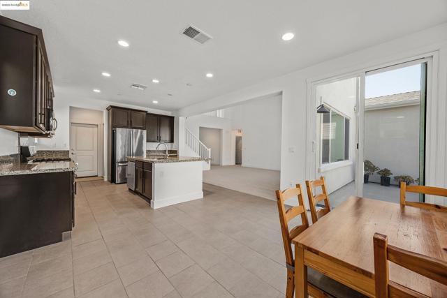 18499 Lewiston Dr, Lathrop CA: https://media.crmls.org/mediaz/3c2d820f-770e-444e-a54d-652e4545937a.jpg