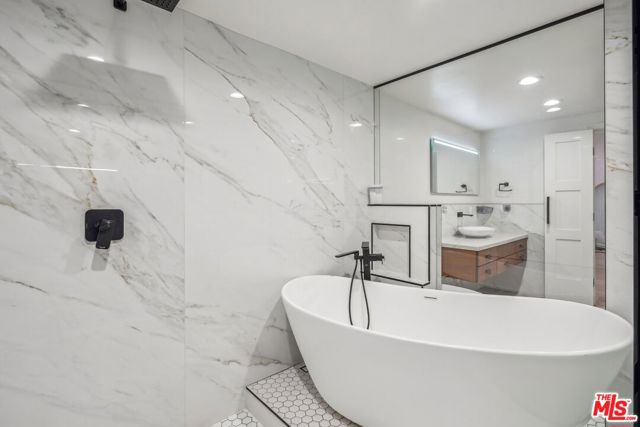 4900 Queen Victoria Road, Woodland Hills CA: https://media.crmls.org/mediaz/3c2e71d2-0356-408c-8d31-b1bcef3f9ca4.jpg