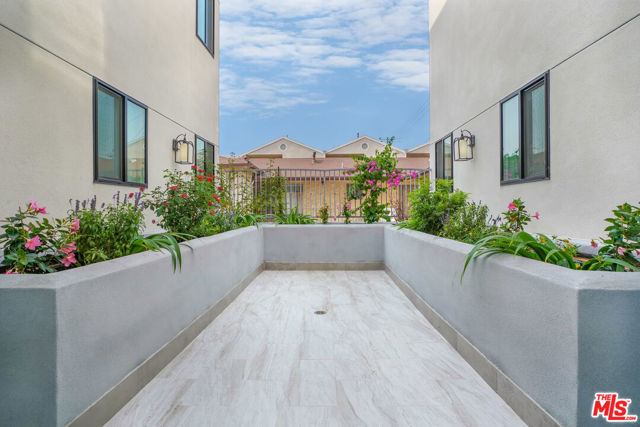 1832 S Barrington Avenue, Los Angeles CA: https://media.crmls.org/mediaz/3c2f23b0-c3f6-47ea-a394-dec6c90f6ad6.jpg
