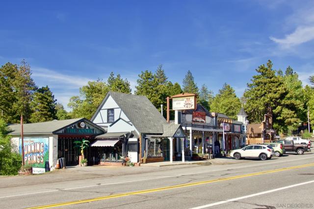 32065 Hunsaker Way, Running Springs CA: https://media.crmls.org/mediaz/3c2f3a16-7248-4195-af4e-a21d9cd0c78a.jpg