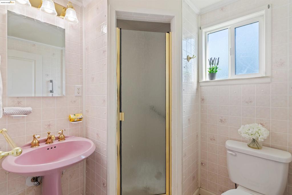 https://media.crmls.org/mediaz/3c2f86fa-7d02-42cb-aa38-666e8b69254b.jpg?preset=X-Large