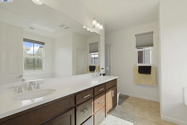 1025 S Fowler Ln, Mountain House CA: https://media.crmls.org/mediaz/3c2f9e1c-48fd-4c4d-a097-0faea738b300.jpg