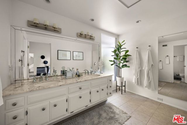 2318 Cheryl Place, Los Angeles CA: https://media.crmls.org/mediaz/3c30079a-98c9-4973-8c18-a59f40dea52f.jpg