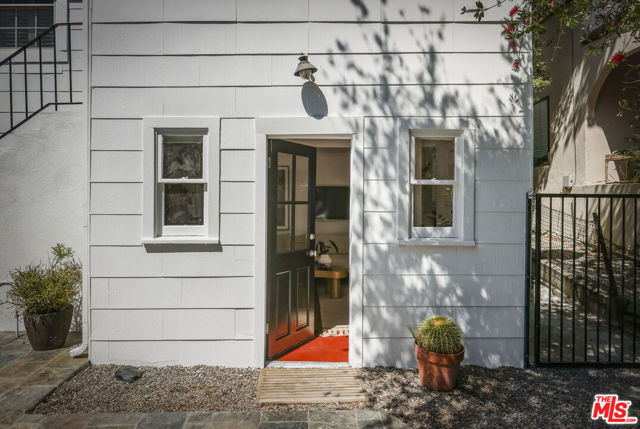 3831 Fernwood Avenue, Los Angeles CA: https://media.crmls.org/mediaz/3c31151d-948e-4ae6-808c-04b265563600.jpg