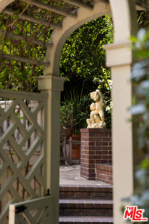 1612 Sunset Plaza Drive, Los Angeles CA: https://media.crmls.org/mediaz/3c314bf1-3ccb-47b4-9312-f1db0a4b947b.jpg