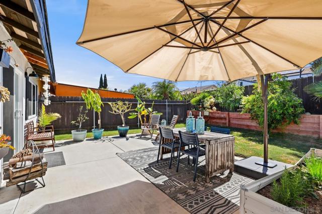 568 Carrie Cir, San Marcos CA: https://media.crmls.org/mediaz/3c31ef7c-b9ef-4607-bddc-4cedf36173d5.jpg