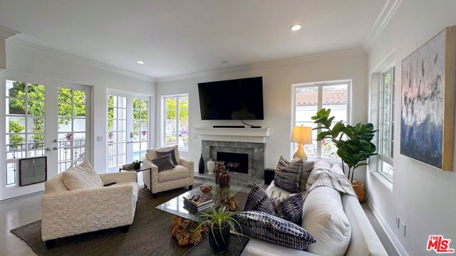 723 10th Street, Santa Monica CA: https://media.crmls.org/mediaz/3c334c34-014c-43a5-9b69-18f3679fa20c.jpg
