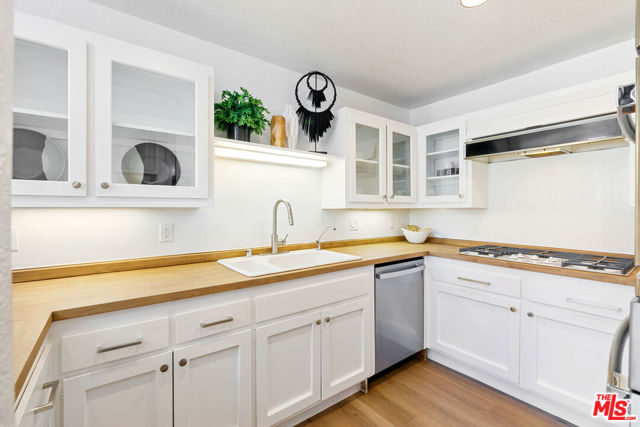 29221 Heathercliff Road, Malibu CA: https://media.crmls.org/mediaz/3c35e3f4-ba98-4168-958a-d1e3b66639f2.jpg