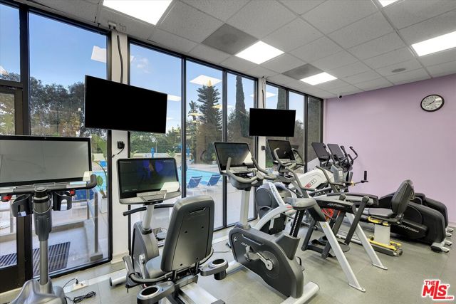 2160 E Century Parkway, Los Angeles CA: https://media.crmls.org/mediaz/3c36d473-8cf4-428a-88d0-9c07edf44c9d.jpg