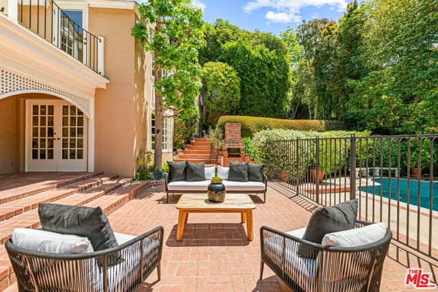 1376 San Ysidro Drive, Beverly Hills CA: https://media.crmls.org/mediaz/3c36df89-f46f-4bf8-8a79-8d011adda89e.jpg