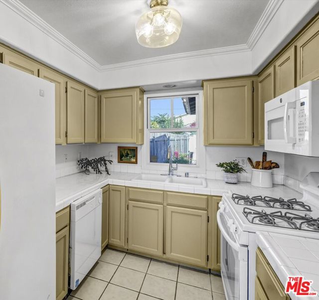 830 E Kensington Road, Los Angeles CA: https://media.crmls.org/mediaz/3c36f946-ea0e-43d2-bce1-531ed5ef844a.jpg