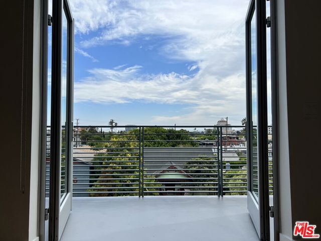 5801 Camerford Avenue, Los Angeles CA: https://media.crmls.org/mediaz/3c370629-cbcb-40d1-8a31-bac22897c0af.jpg