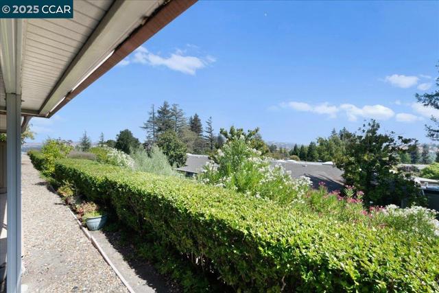 1256 Skycrest Dr, Walnut Creek CA: https://media.crmls.org/mediaz/3c388b0e-23e5-4207-8d97-f4ca4081c83b.jpg