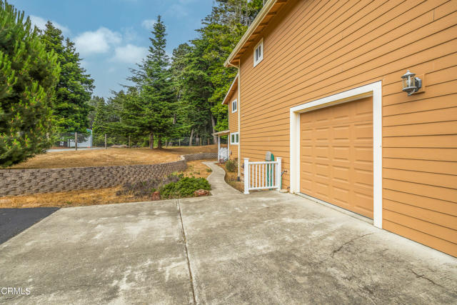 16611 Pearl Ranch Road, Fort Bragg CA: https://media.crmls.org/mediaz/3c38ad8f-3ceb-4162-bcc7-8870d52cec55.jpg