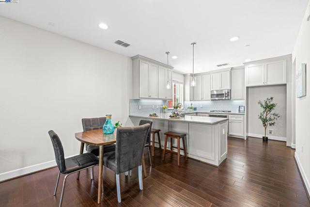 389 Basswood Cmn, Livermore CA: https://media.crmls.org/mediaz/3c38f807-5aed-40c7-8d7b-1d1f661c0e25.jpg