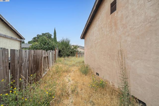 220 PEMBROKE DRIVE, Vallejo CA: https://media.crmls.org/mediaz/3c398456-b9c3-4904-b956-041efc55a401.jpg